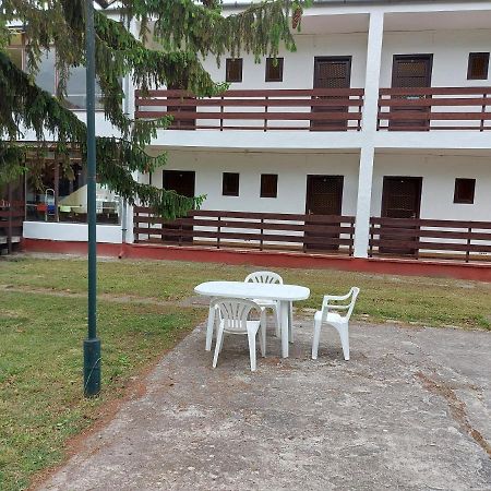 Beach Club Panzio Es Camping Aparthotel Zamárdi Exteriör bild