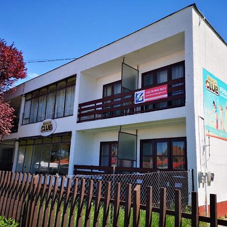 Beach Club Panzio Es Camping Aparthotel Zamárdi Exteriör bild